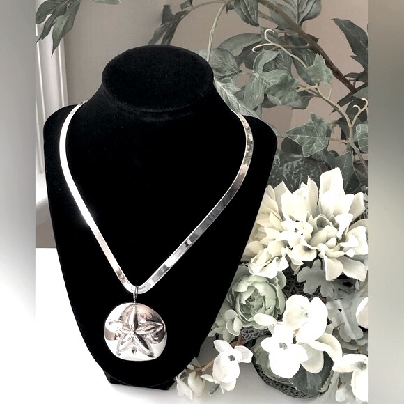 Silver Plated Necklace with Silver Sand Dollar Pendant/Brooch - Picture 13 of 13